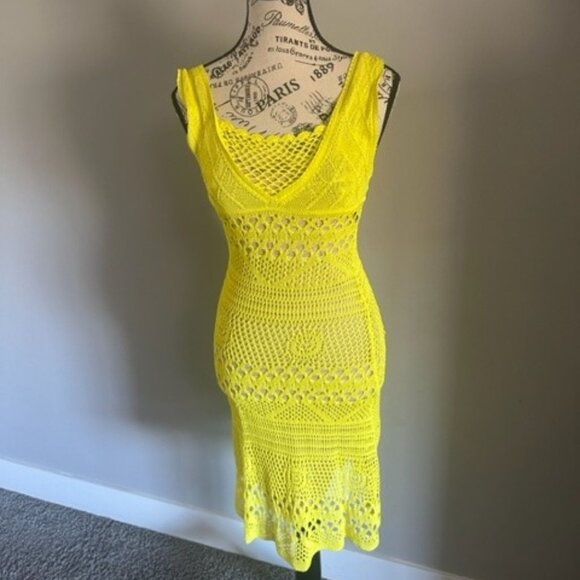 BEBE BRIGHT YELLOW FITTED SLEEVELESS KNIT KNEE HIGH DRESS - SIZE SMALL - Picture 1 of 4